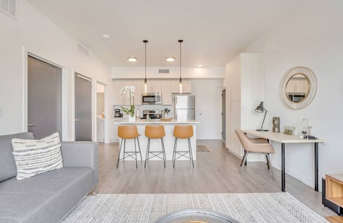 People's Freeway Apartment | Executive 1BR/1BA CoWorking Dream Space