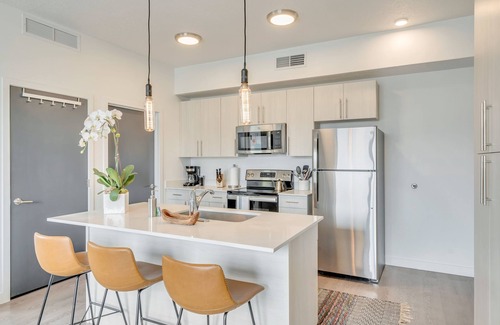People's Freeway Apartment | Executive 1BR/1BA CoWorking Dream Space