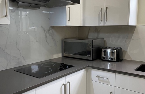 Surrey House | Executive 2 bedroom suite with panoramic views + Kitchen + near Surrey Central