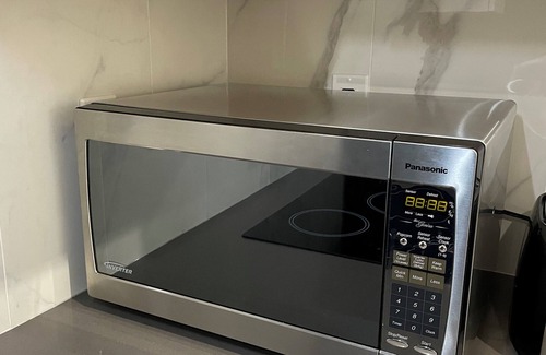 Surrey House | Executive 2 bedroom suite with panoramic views + Kitchen + near Surrey Central