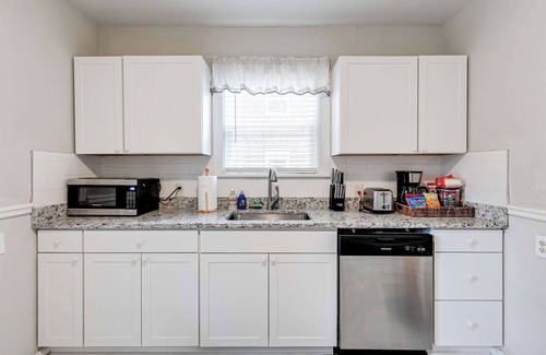 Richmond Condo | Executive 2BR condo: Free parking, fire pit, and patio.