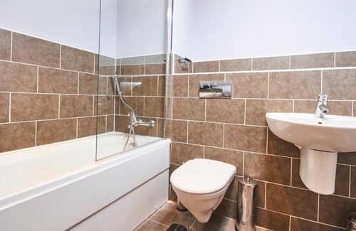 Healey Lane Condo | Executive Apartment -Sleeps 6 - Parking - Location