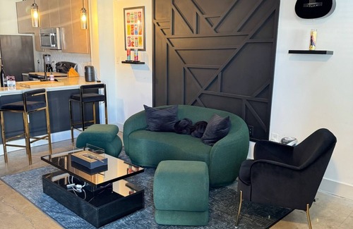 Westside Condo | Executive Bi-Level Loft , Private Entry , West Midtown , 20 mins from Airport