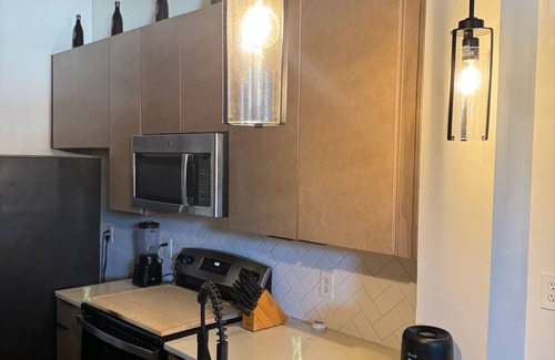 Westside Condo | Executive Bi-Level Loft , Private Entry , West Midtown , 20 mins from Airport
