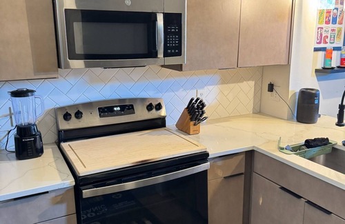 Westside Condo | Executive Bi-Level Loft , Private Entry , West Midtown , 20 mins from Airport