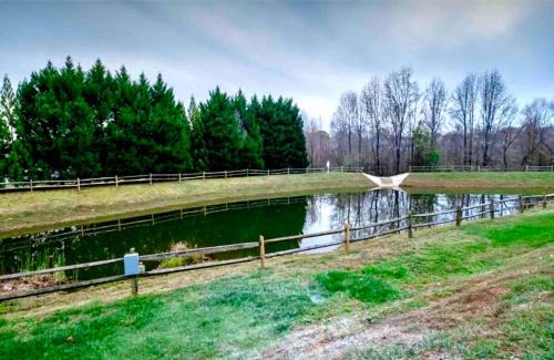Greensboro House | Executive & Luxury 2-bedroom Townhouse with Pool