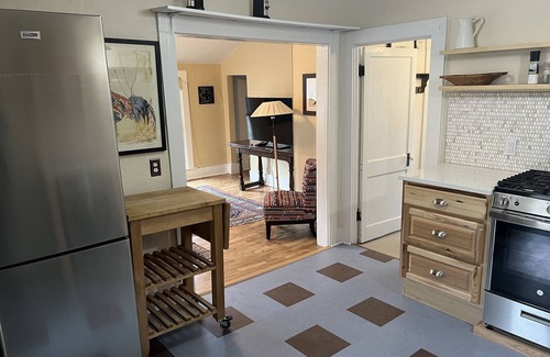 Downtown Apartment | Executive monthly rental. Newly remodeled Victorian gem on West Pearl Street.