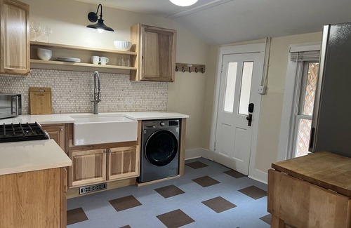 Downtown Apartment | Executive monthly rental. Newly remodeled Victorian gem on West Pearl Street.