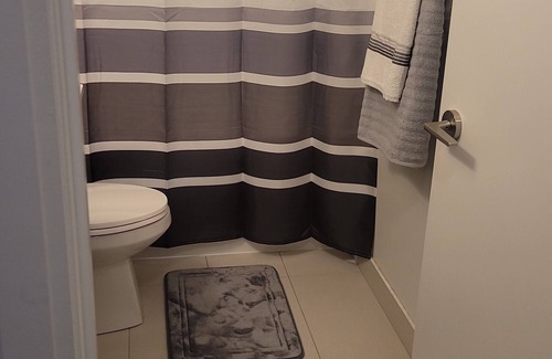 Niagara Condo | Executive rental walk to CN tower aquarium sports food entertainment