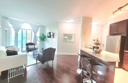 The Peanut Condo | Executive Spacious Ravine Living with Pool Gym & Free Parking