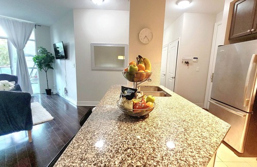 The Peanut Condo | Executive Spacious Ravine Living with Pool Gym & Free Parking