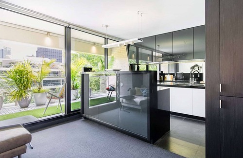 Darlinghurst Apartment | Executive townhouse in garden oasis complex with tennis court & pool