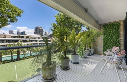 Darlinghurst Apartment | Executive townhouse in garden oasis complex with tennis court & pool