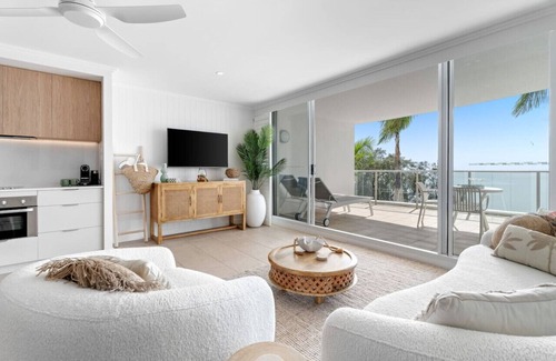 Urangan Condo | Executive Waterfront Apartment - Palms @ The Pier