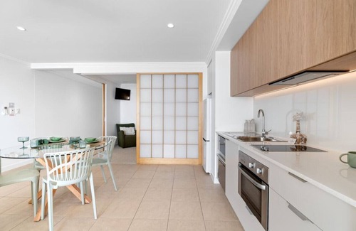 Urangan Condo | Executive Waterfront Apartment - Palms @ The Pier