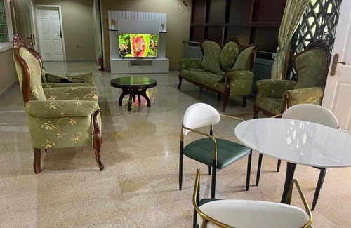 Benin City Apartment | Exotic 3-bed in a Mansion in Benin City-swimming pool, fitness room, 24/7 power