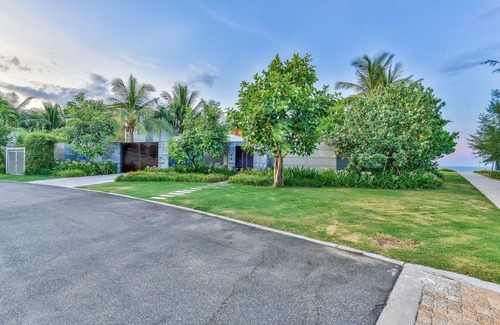 Ngu Hanh Son Villa | Exotic 6-BDR Beachfront Villa with 200sqm pool