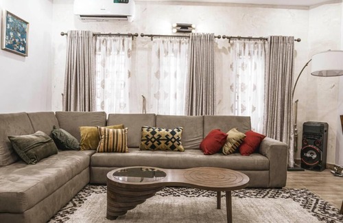 Lagos Apartment | Exotic Apartment, 4 mins from Maryland Mall/Cinema.