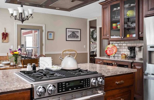 The Dalles House | Expansive Panoramic View of Columbia Gorge, Enormous Deck and Seating, BBQ, Billiards, Darts, Games