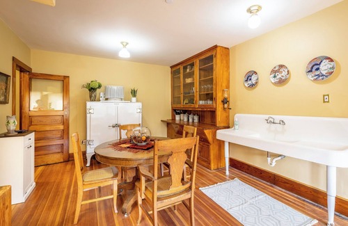 Rock Island Apartment | Experience a 3 bedroom historic apartment Rock Island, IL