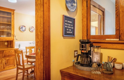 Rock Island Apartment | Experience a 3 bedroom historic apartment Rock Island, IL