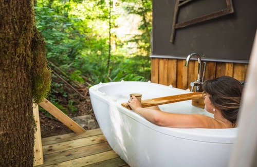 Maple Ridge Resort | Experience Glamping on a budget! Self contained, quiet, romantic, swim, fish,
