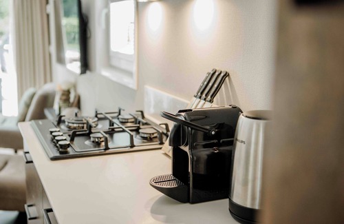 Lieren House | Experience luxury and nature in the Tiny Lodge in the Veluwe! Single-story with 2 bedrooms, a fully equipped kitchen, air conditioning, and a private hot tub in the garden.
