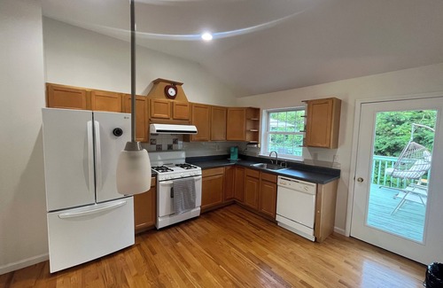Monroe House | Experience luxury shopping paradise! 4-Bedroom Home & 7 mins to Woodbury Commons