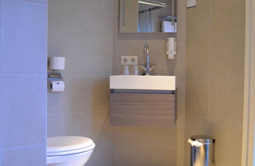 Beekbergen-West Hotel | Experience Nature Without Leaving Comfort Behind! Onsite Dining and Parking!
