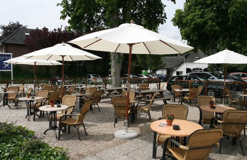 Beekbergen-West Hotel | Experience Nature Without Leaving Comfort Behind! Onsite Dining and Parking!