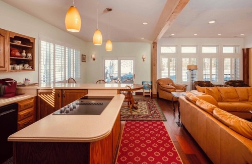 Sun Valley House | Experience Sun Valley │ Après-Ski Hot Tub on Golf Course │ Over 160+ 5☆ Reviews!