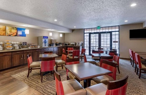 North Central Evergreen House | Experience the magic of the Rockies at our cozy Evergreen room!