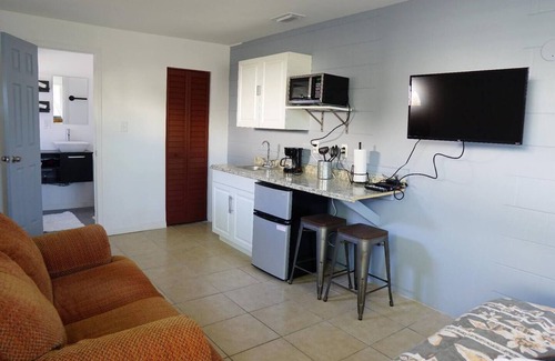 Carver City - Lincoln Gardens Apartment | Experience the passion of hospitality, cleaning, and good location!