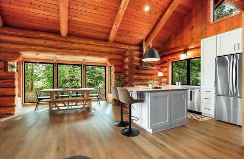 Oregon City Cabin | Experience the PNW in our newly remodeled Log Cabin