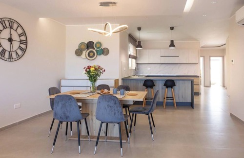 Ta' Zokkrija Apartment | 🌴 Experience true luxury at this tranquil penthouse retreat — a perfect escape for couples seeking romance 💕 or families looking to relax together in style 🐚☀️.