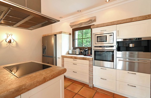 Moravit Villa | Experience Ultimate Luxury and Convenience at our 5-Star Villa with Private Pool