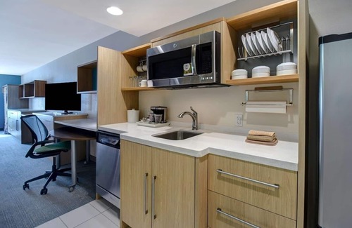 University Hotel | Experience Waco: Suite w/Kitchen & Outdoor Spaces