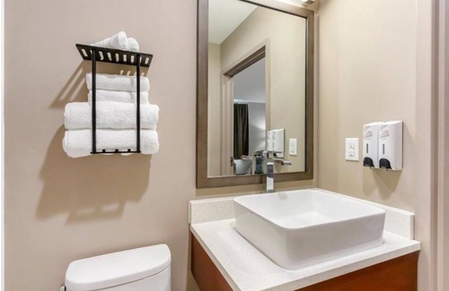 Queens Hotel | Explore Jamaica with This Affordable Room | Free Parking