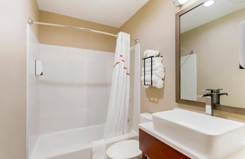 Queens Hotel | Explore Jamaica with This Affordable Room | Free Parking