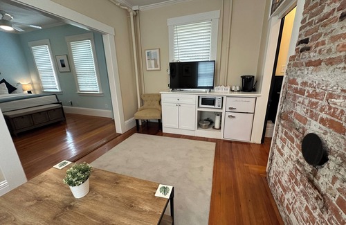 Historic Hill Apartment | Exposed Brick 1 Bed/1 Bath/Pullout Sofa/Dog Friendly Large Suite (Sleeps 4) Downtown Newport