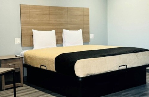 El Campo Hotel | EXPRESS INN & SUITES