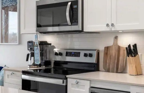 Bridgeland Apartment | Exquisite 2 Bed Condo near DT Core W/Free Parking