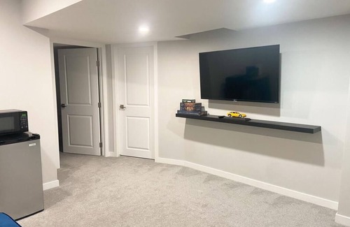 Calgary House | Exquisite 2 bedroom , 1 bathroom lower level suite near YYC Airport.