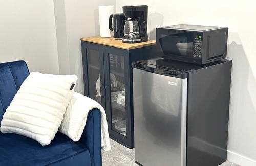Calgary House | Exquisite 2 bedroom , 1 bathroom lower level suite near YYC Airport.