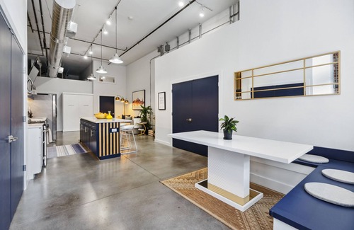 Arts/Warehouse District Apartment | Exquisite Flat in Arts District