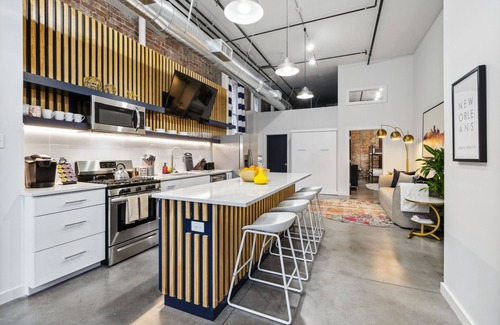 Arts/Warehouse District Apartment | Exquisite Flat in Arts District