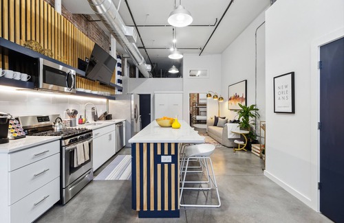 Arts/Warehouse District Apartment | Exquisite Flat in Arts District