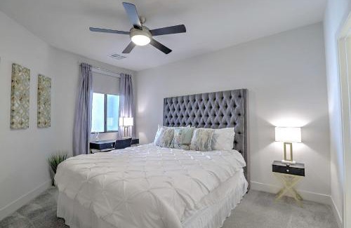 North Scottsdale Apartment | Exquisite Home-Walk Score 81-Shopping District-King Bed-Parking -G3021