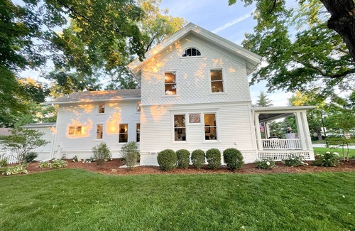 Oconomowoc House | Exquisite Newly Renovated Historic Lake Country Home - Maison La Belle