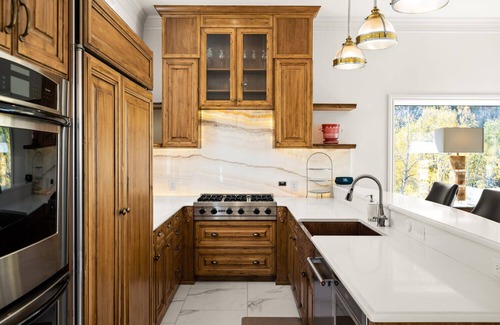 Knollwood House | Exquisite pet friendly home, 5 blks from Gondola with stunning views!